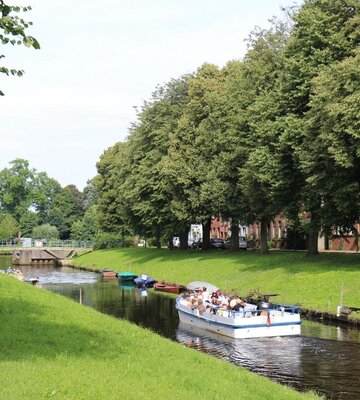 verschiedene Boote auf einer Gracht in Friedrichstadt