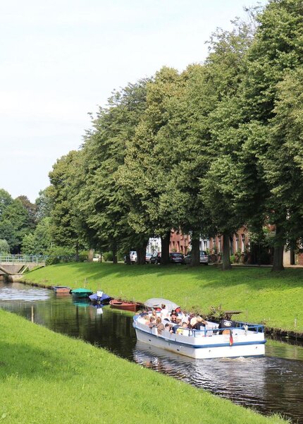 verschiedene Boote auf der Gracht in Friedrichstadt