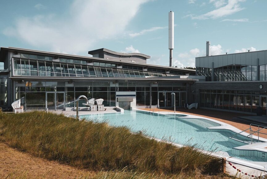 (c)TZ-SPO_Dünen-Therme2023 Außenbecken der Dünen-Therme im Sommer