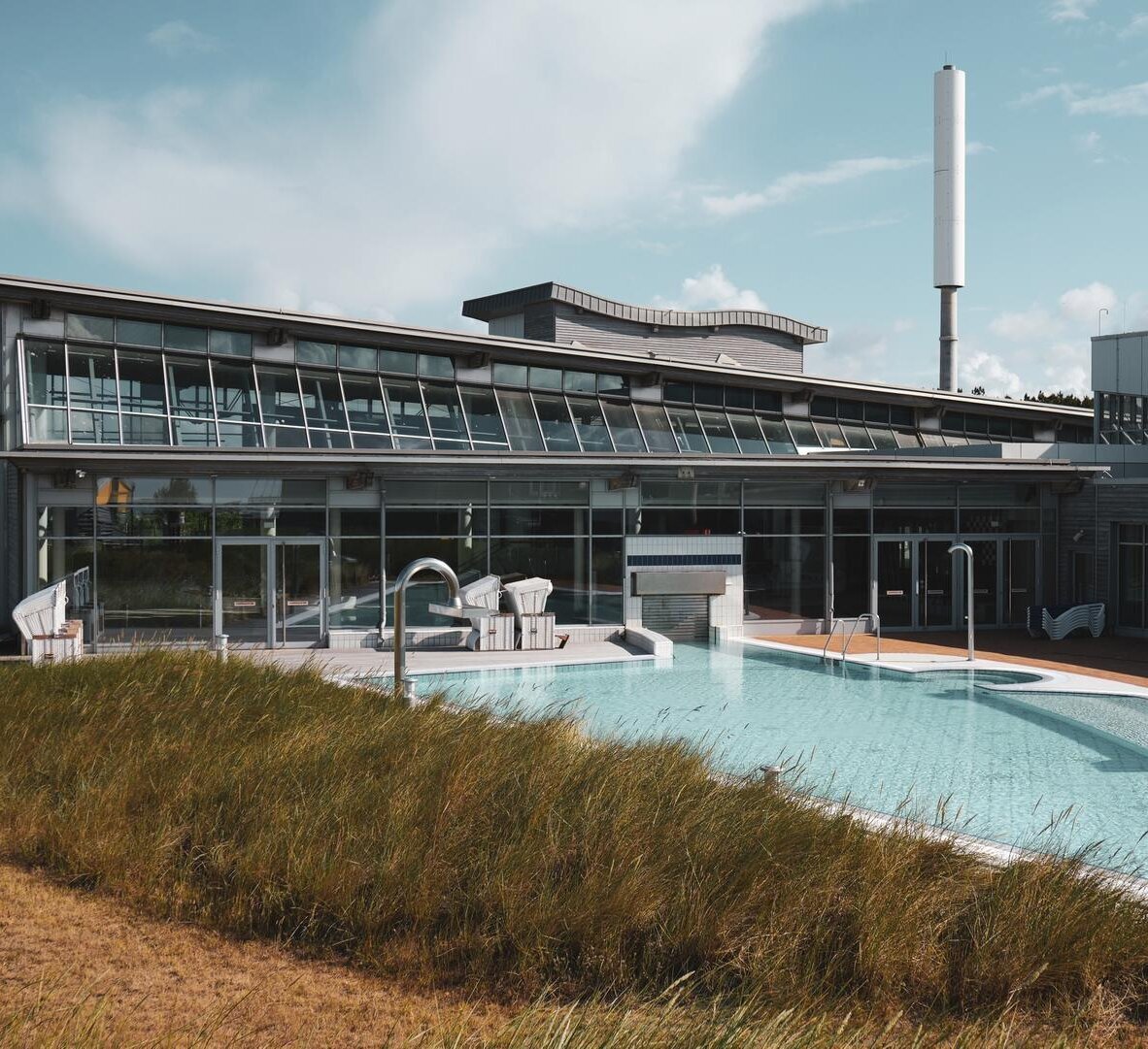 Außenbecken der Dünen-Therme bei Sonnenschein