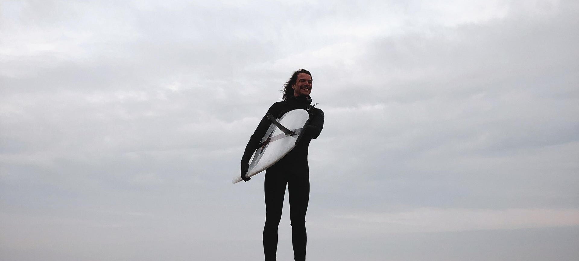 Surferboy mit Surfbrett unter dem Arm