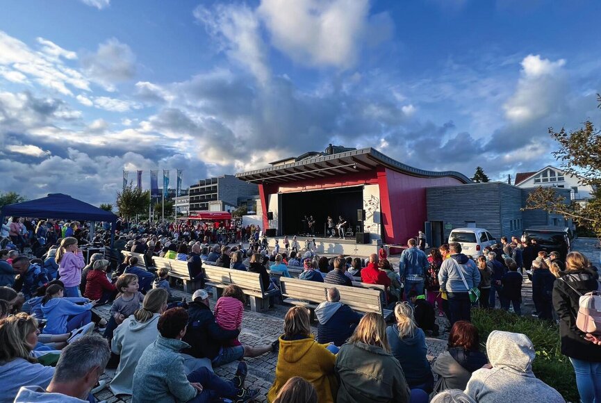 Außenbühne des Dünen-Hus beim Konzert mit viel Publikum
