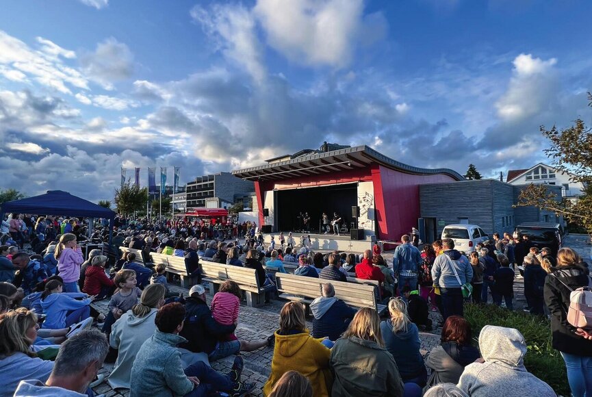 Lebendig Konzert 2023 Konzert auf der Außenbühne vom Dünen-Hus mit Publikum
