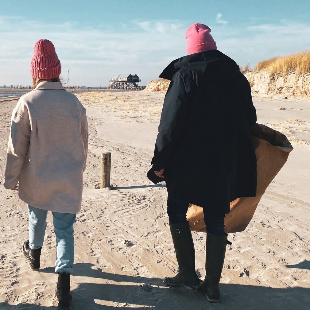 Freunde bei der Strandsammelaktion SPO klart auf