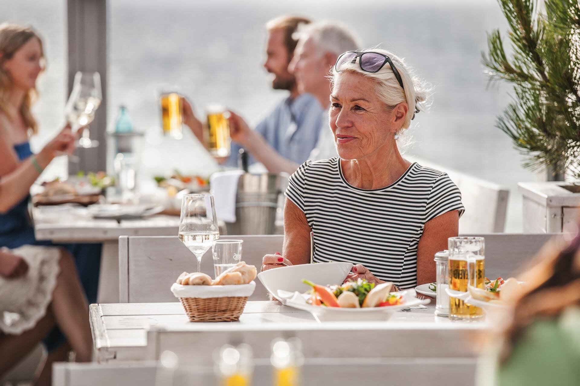 sympathische Dame an einem gedeckten Tisch im Restaurant