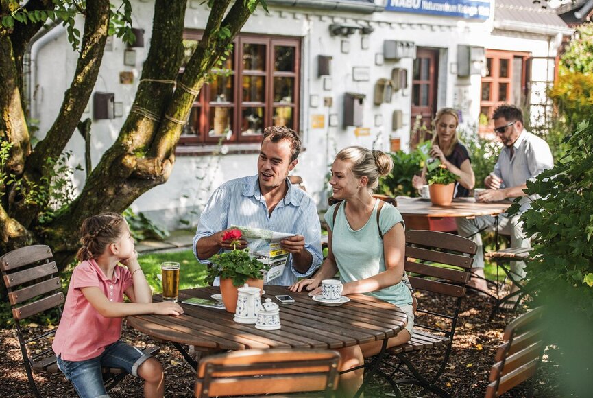 Familie im Café am NABU Haus im Katinger Watt