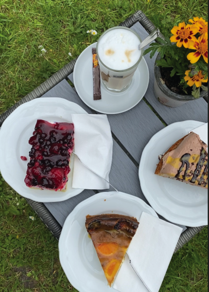 Kaffee und Kuchen im Schweizer Haus