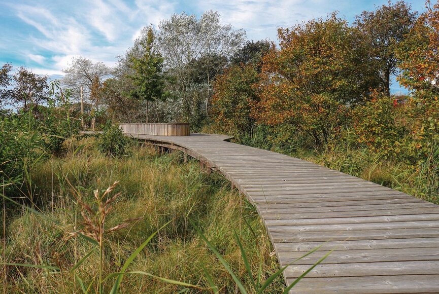 hälzerner Naturpfad mit Sitzgelegenheit
