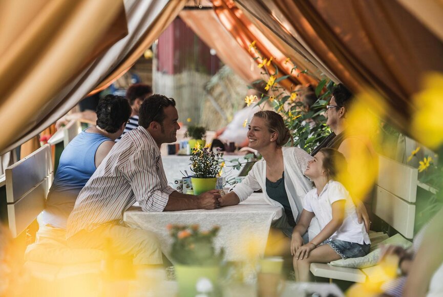 Familie genießt die Zeit im Café des Himbeerhof Jürgens