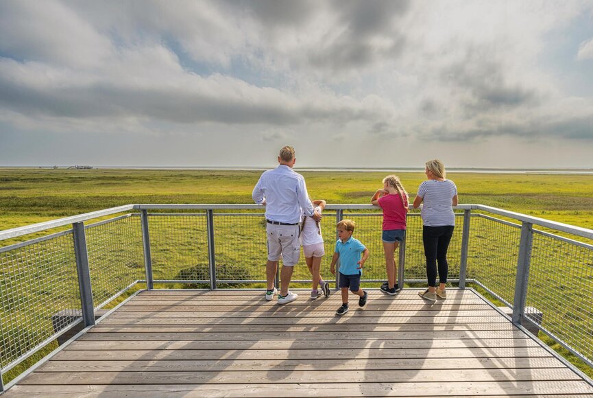 Familie auf der Aussichtsplattform mit Blick auf die Salzwiesen