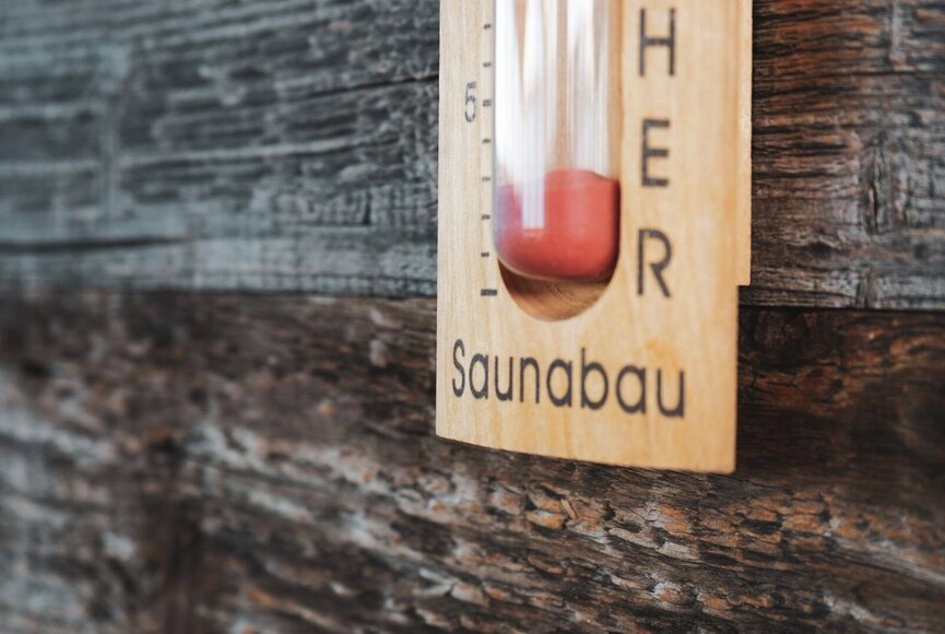 Sanduhr vor der Blockhaussauna