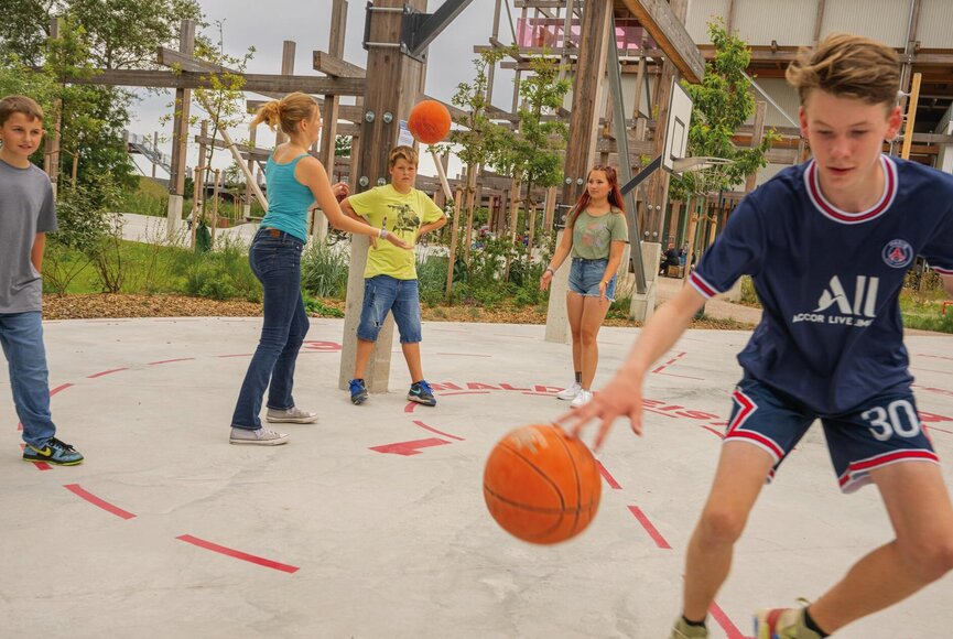 Kinder beim Basketballspielen