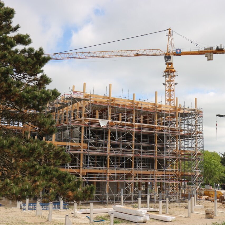 Erlebnis-Hus während des Baus mit Gerüst und Kran