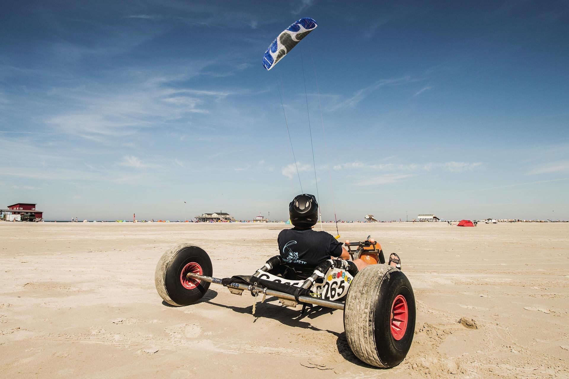 Kitebuggy-Fahrer am Strand