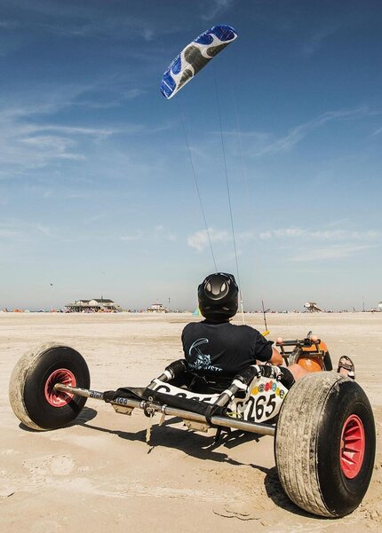 Kitebuggy-Fahrer am Strand