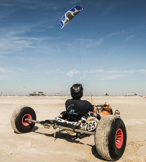 Kitebuggy-Fahrer am Strand in Ording