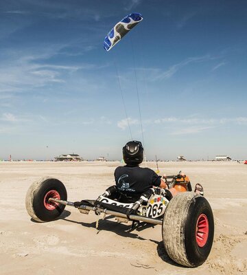 Kitebuggyfahrer am Ordinger Strand