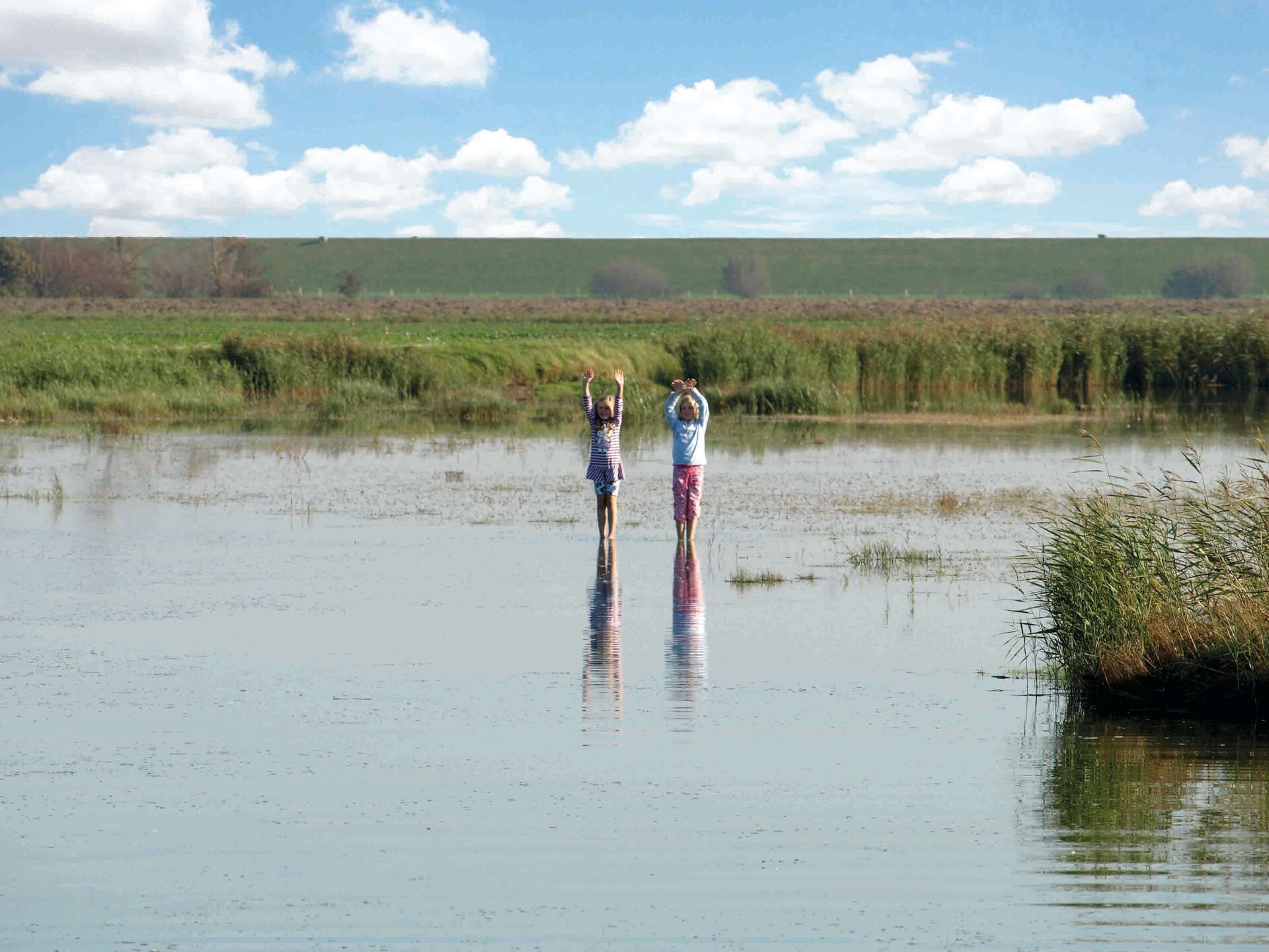 Kinder im Wasser im Grothusenkoog