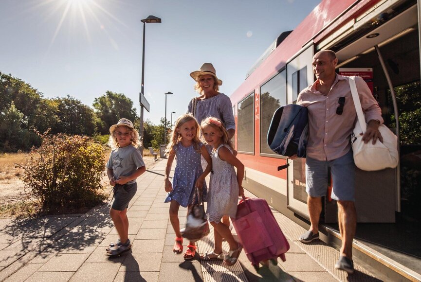 Familie bei der Ankunft am Bahnhof in St. Peter-Ording