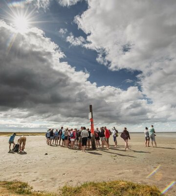 Gruppe für Wattwanderung am Stand