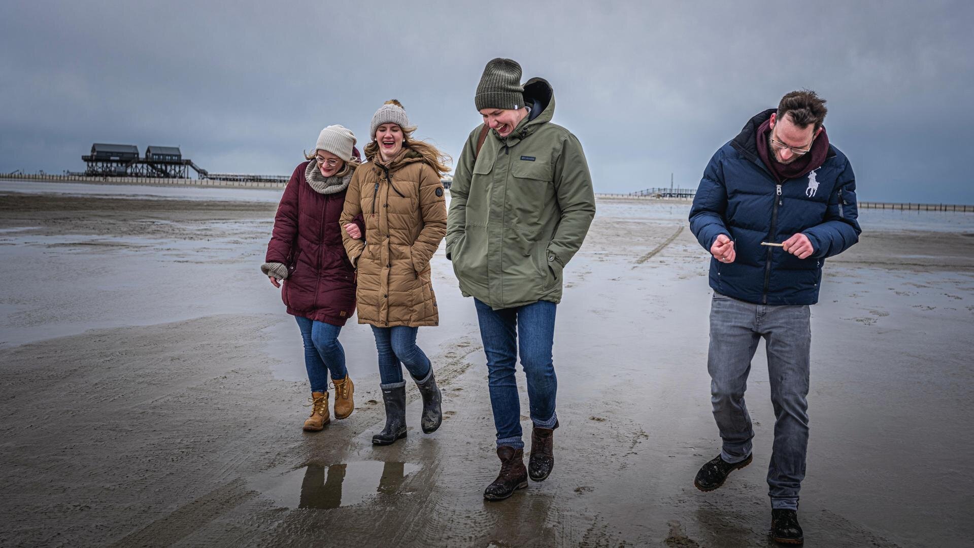 Freunde am grauen Winterstrand