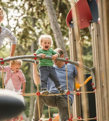 Familie auf dem Spielplatz Ponderosa