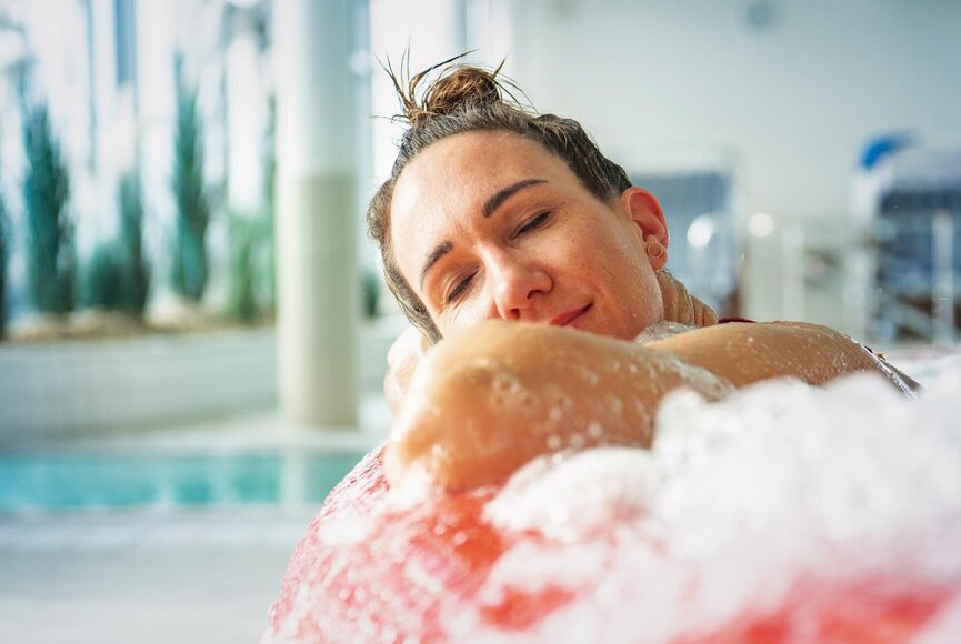 Frau entspannt im Whirlpool