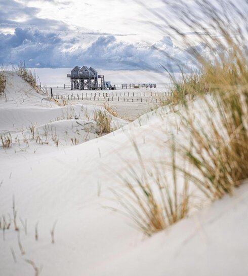 Pfahlbau am Ordinger Strand zwischen den Dünen