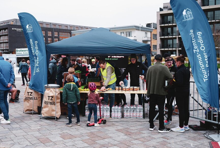 Stand der Tourismus-Zentrale mit Essen und Getränken
