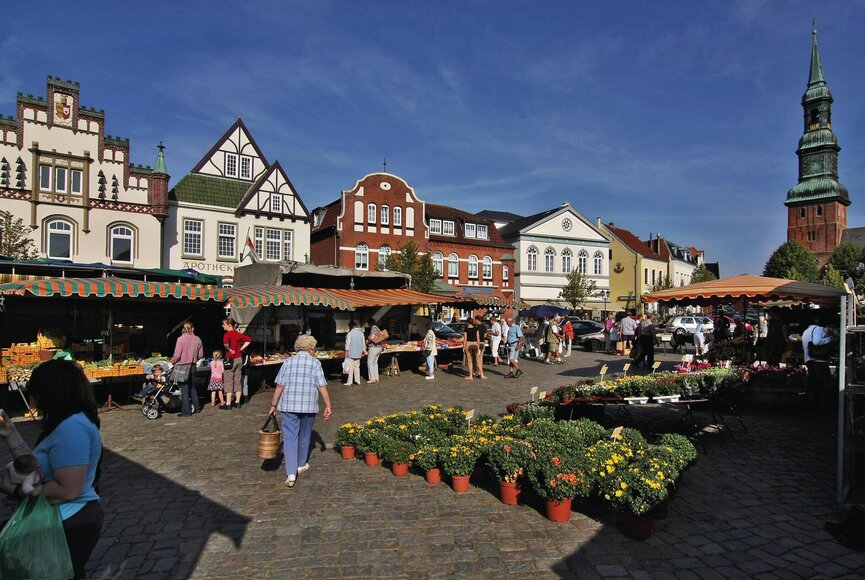 Einkaufsbummel über den Tönninger Wochenmarkt