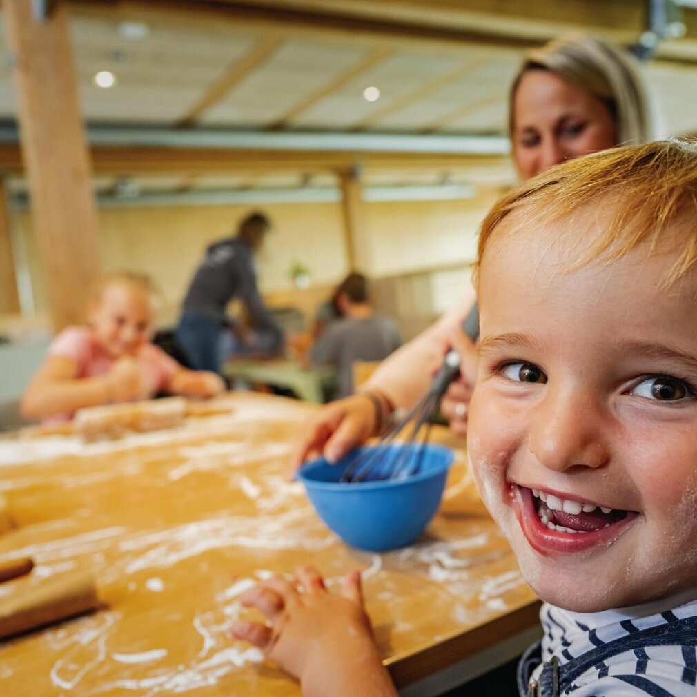 Familie beim Backen im Spiele-Hus