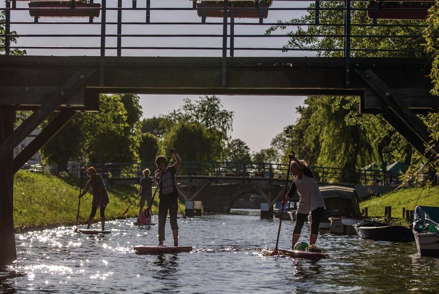 Stand-Up Paddler auf der Gracht