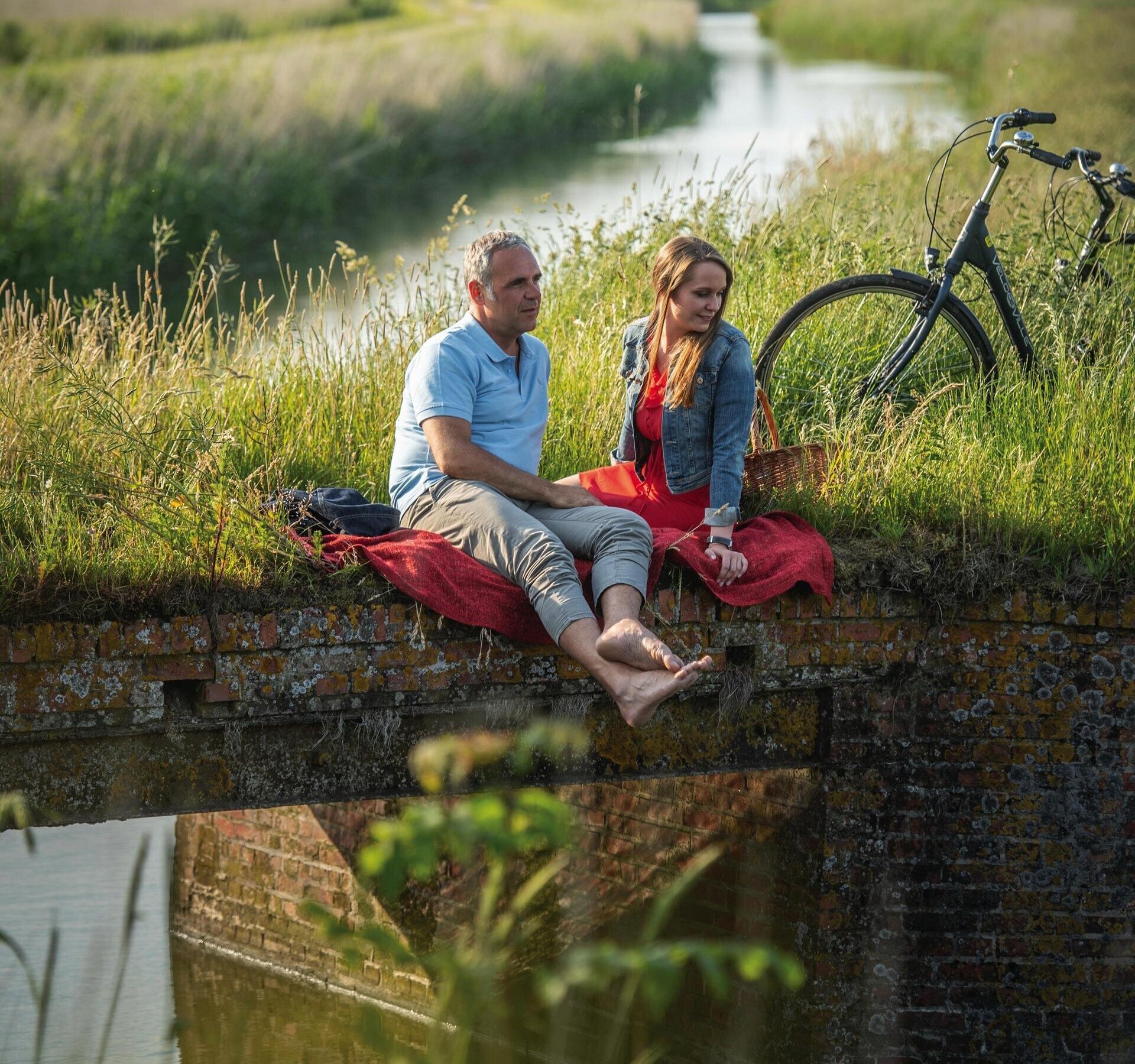 Paar bei einer Pause im Grünen