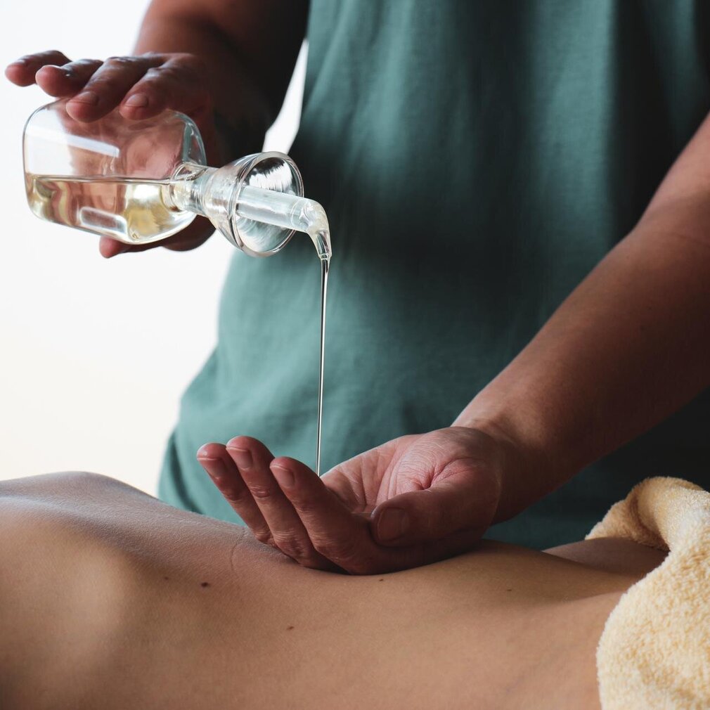Rückenmassage mit Massageöl