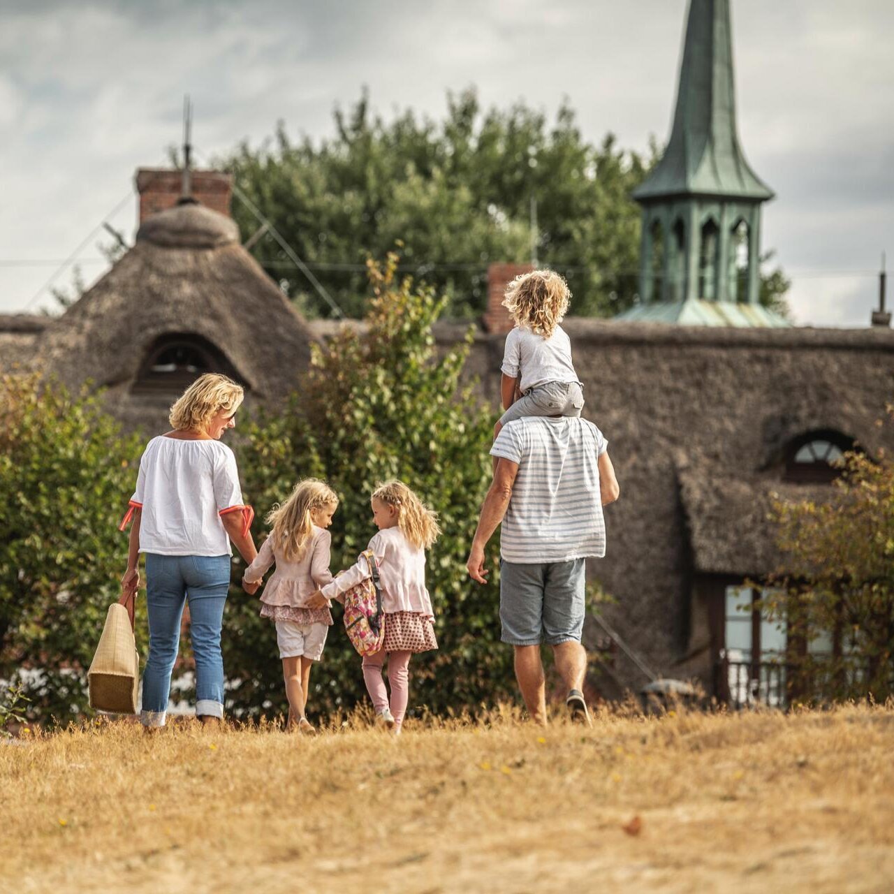 Familie auf dem Deich im Ortsteil Dorf