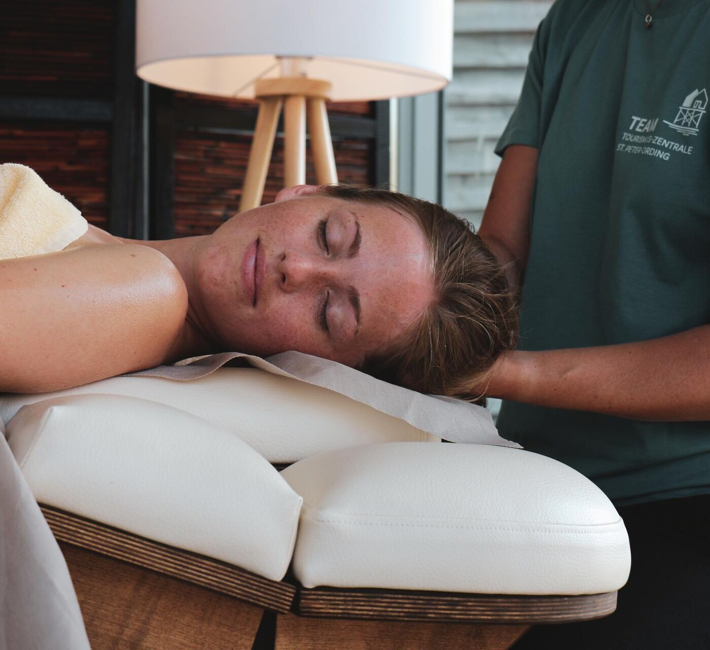 Frau entspannt bei Kopfmassage
