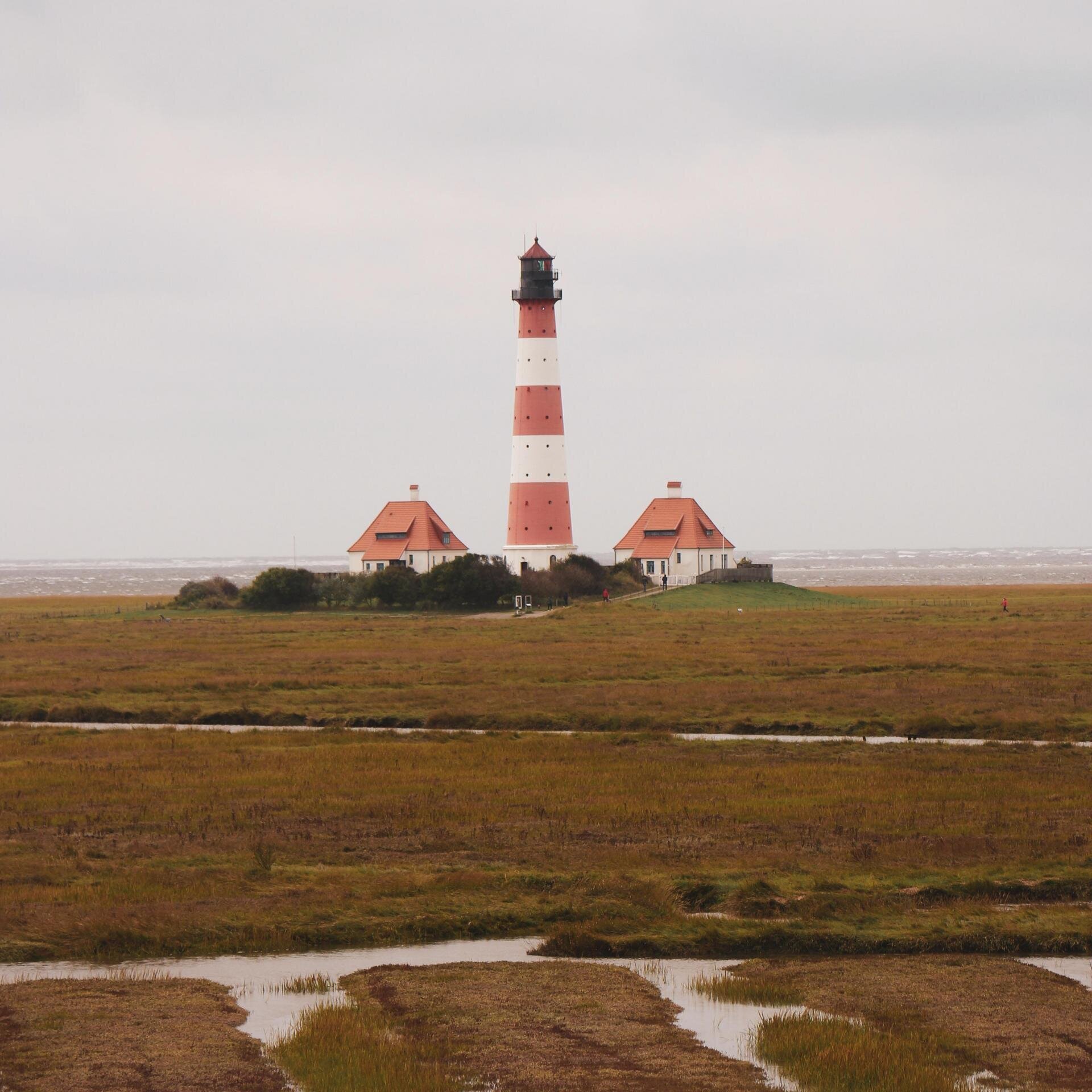 der Westerhever Leuchtturm mit seinen beiden Leuchtturmwärterhäuschen