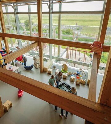 Blick auf Familie beim Kickern im Spiele-Hus