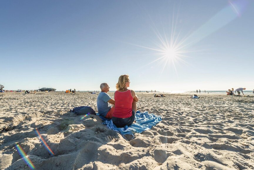 Paar am Strand beim Sonnenbaden