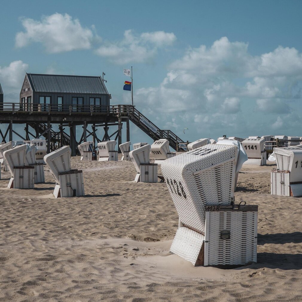 Pfahlbau und Strandkörbe am Ordinger Strand