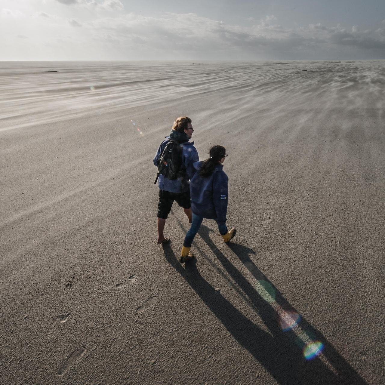 Spaziergang eines Paares auf der Westerhever Sandbank
