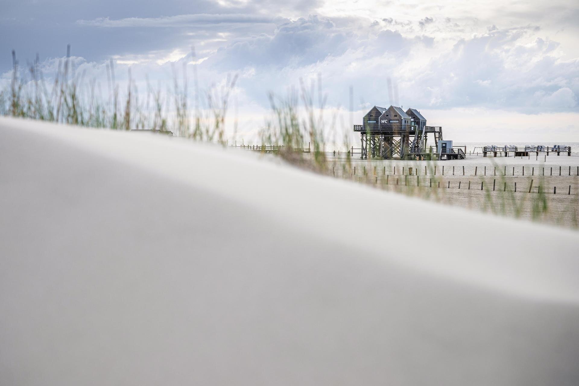 Blick aus den Dünen auf den Pfahlbau Mehrzweckgebäude in Ording