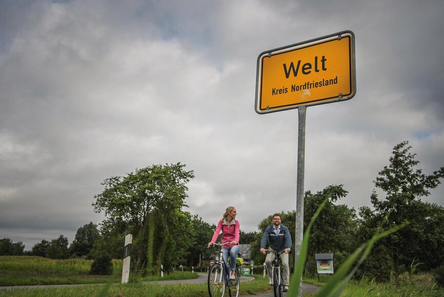 Pärchen auf Entdeckungstour in Welt