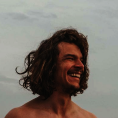 Surferboy am Strand