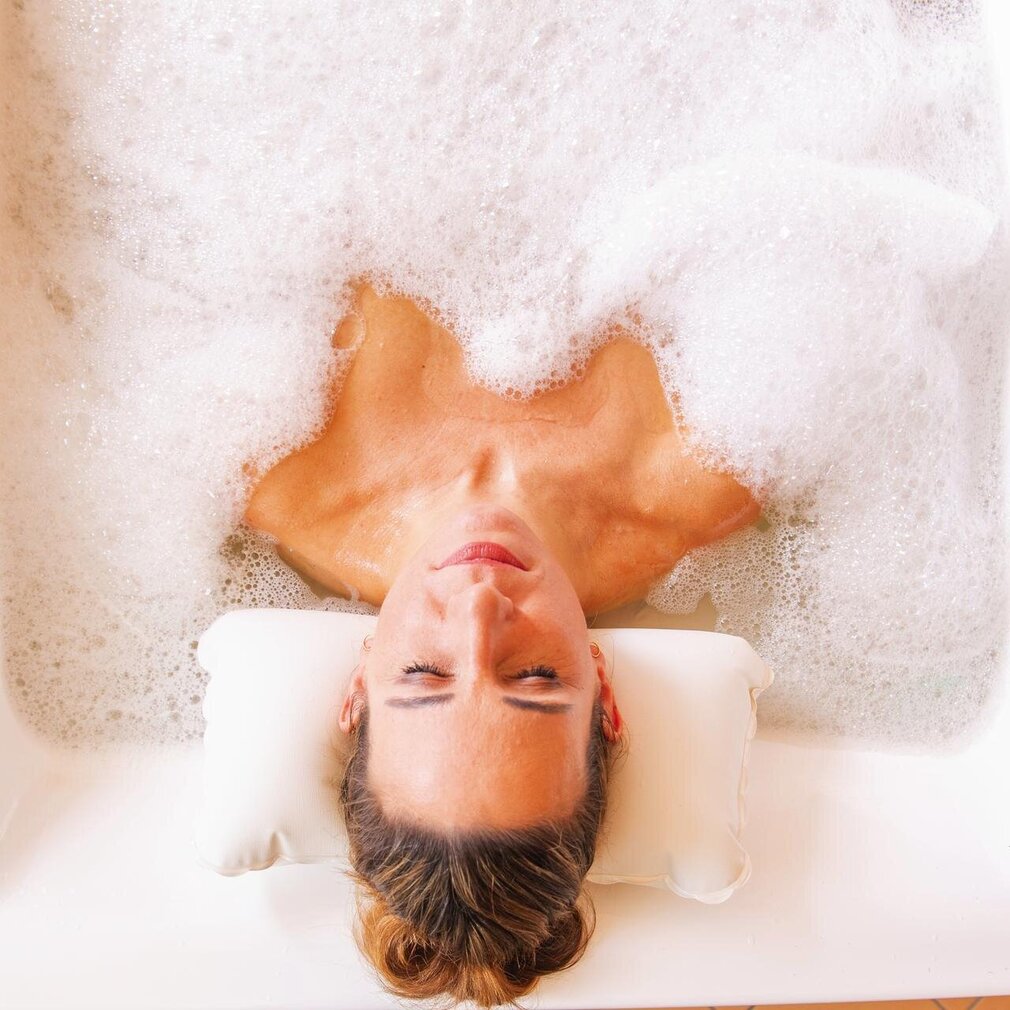 Frau entspannt im Schaumbad