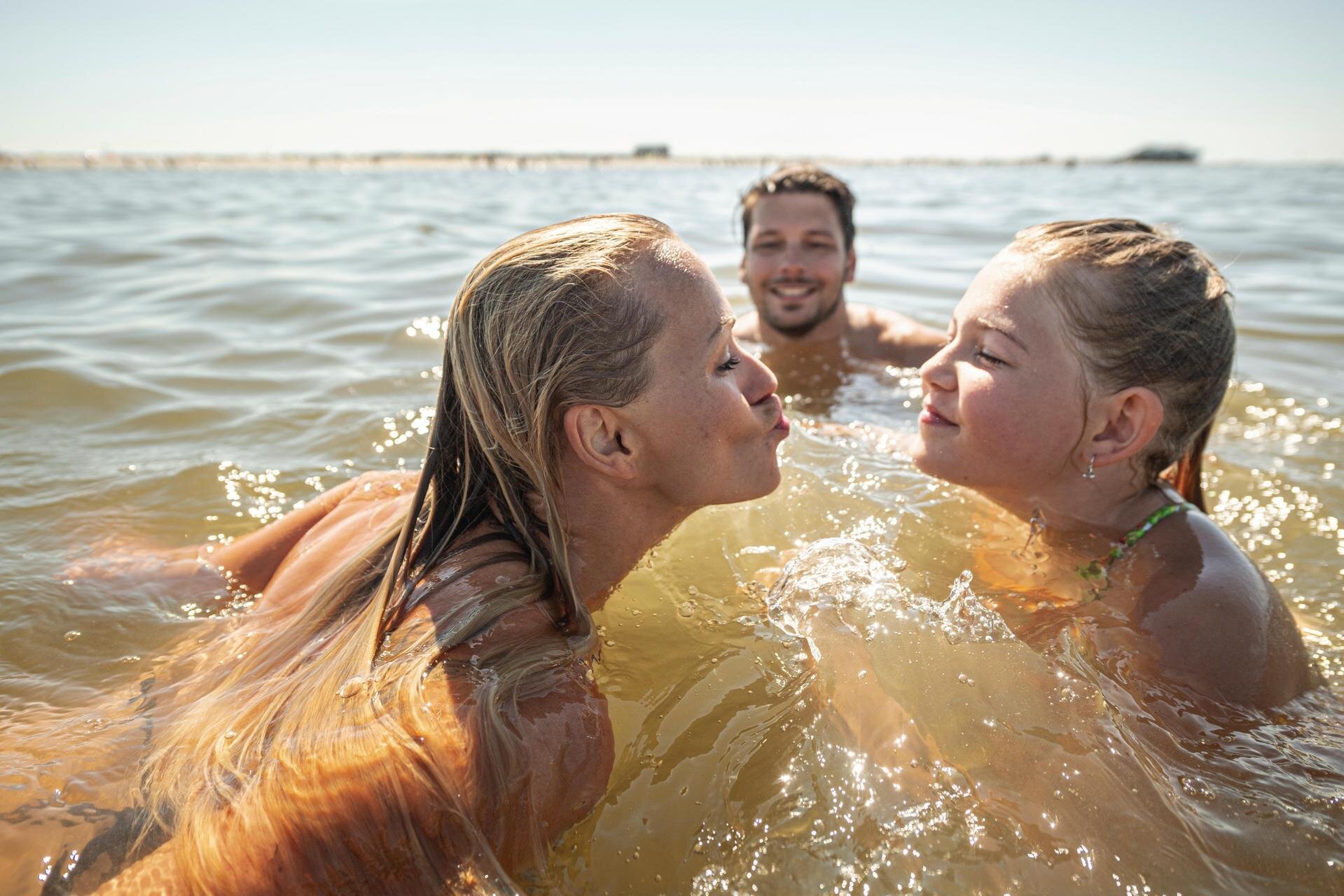Familie beim Baden in der Nordsee