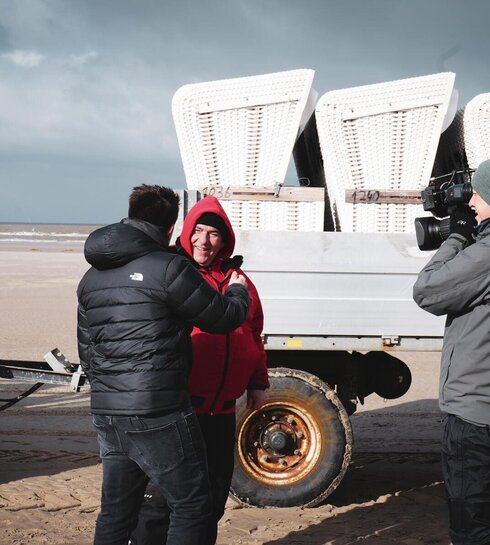 Strandmitarbeiter wird von der Presse interviewt