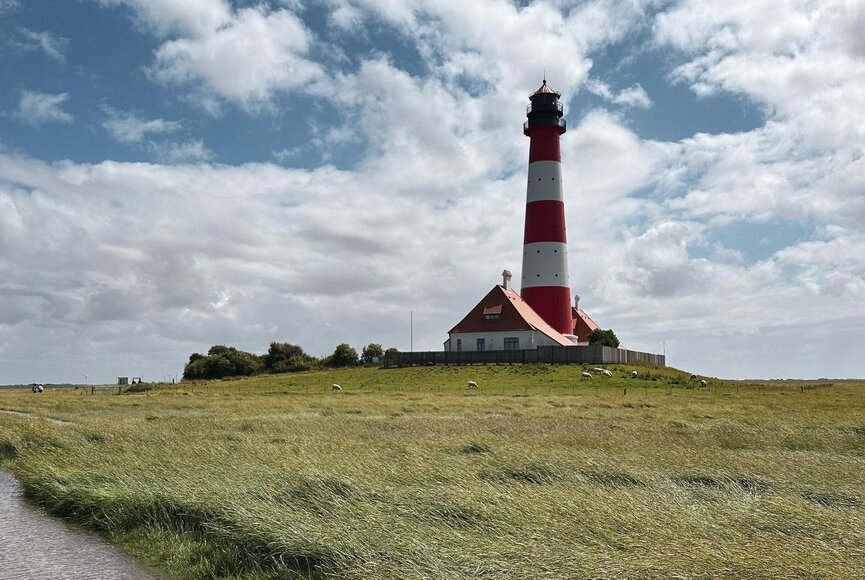 Der Westerhever Leuchtturm inmitten der Salzwiesen