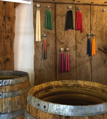 großes Fass mit frisch gezogenen Kerzen darüber