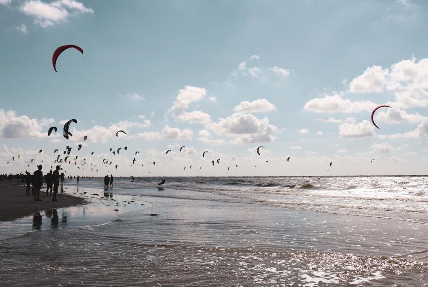 An der Wasserkante während den Kitesurf Masters in SPO